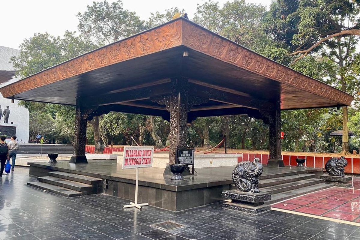 Lubang Buaya memorial pavilion over the old well at Monumen Pancasila Sakti, East Jakarta